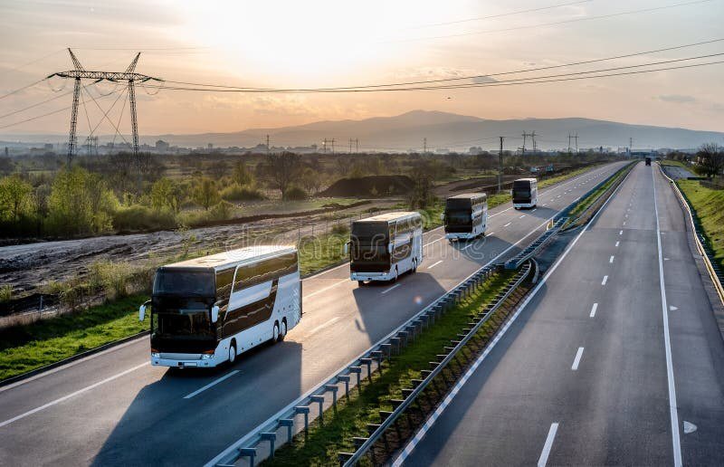 Autobuses viajando por una autopista